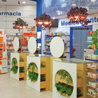 TOLEDANO farmacia Motril - Granada.  Mobiliario con vegetación  natural incorporada. Una nueva forma de integrar la Naturaleza en el espacio interior.