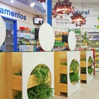 TOLEDANO farmacia Motril - Granada.  Mobiliario con vegetación  natural incorporada. Una nueva forma de integrar la Naturaleza en el espacio interior.