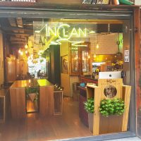 mobiliario e iluminación con vegetación natural integrada INCLAN BRUTAL bar-restaurante Madrid