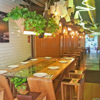 mobiliario e iluminación con vegetación natural integrada INCLAN BRUTAL bar-restaurante Madrid